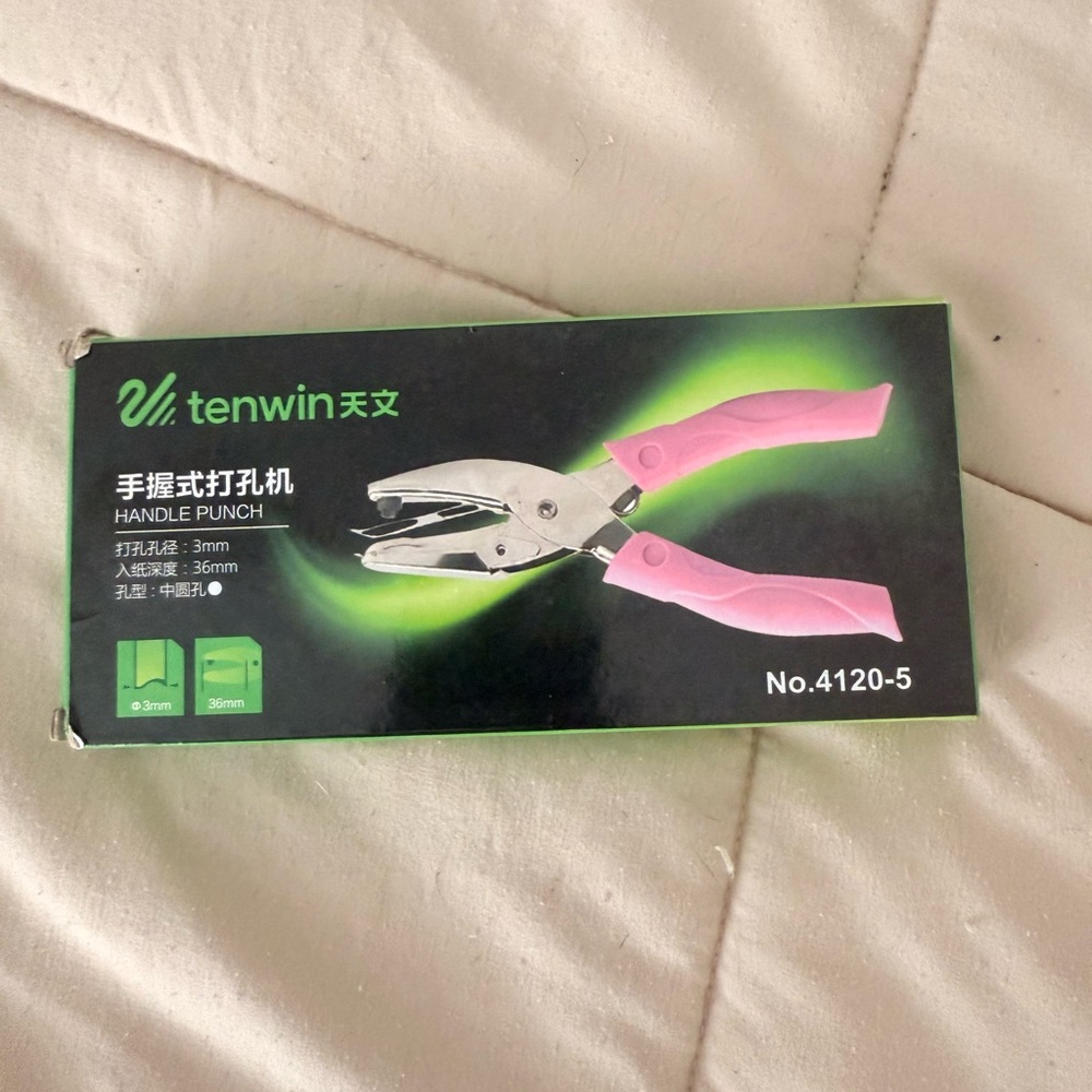 Tenwin Pink Handle Punch - Picture 3 of 3